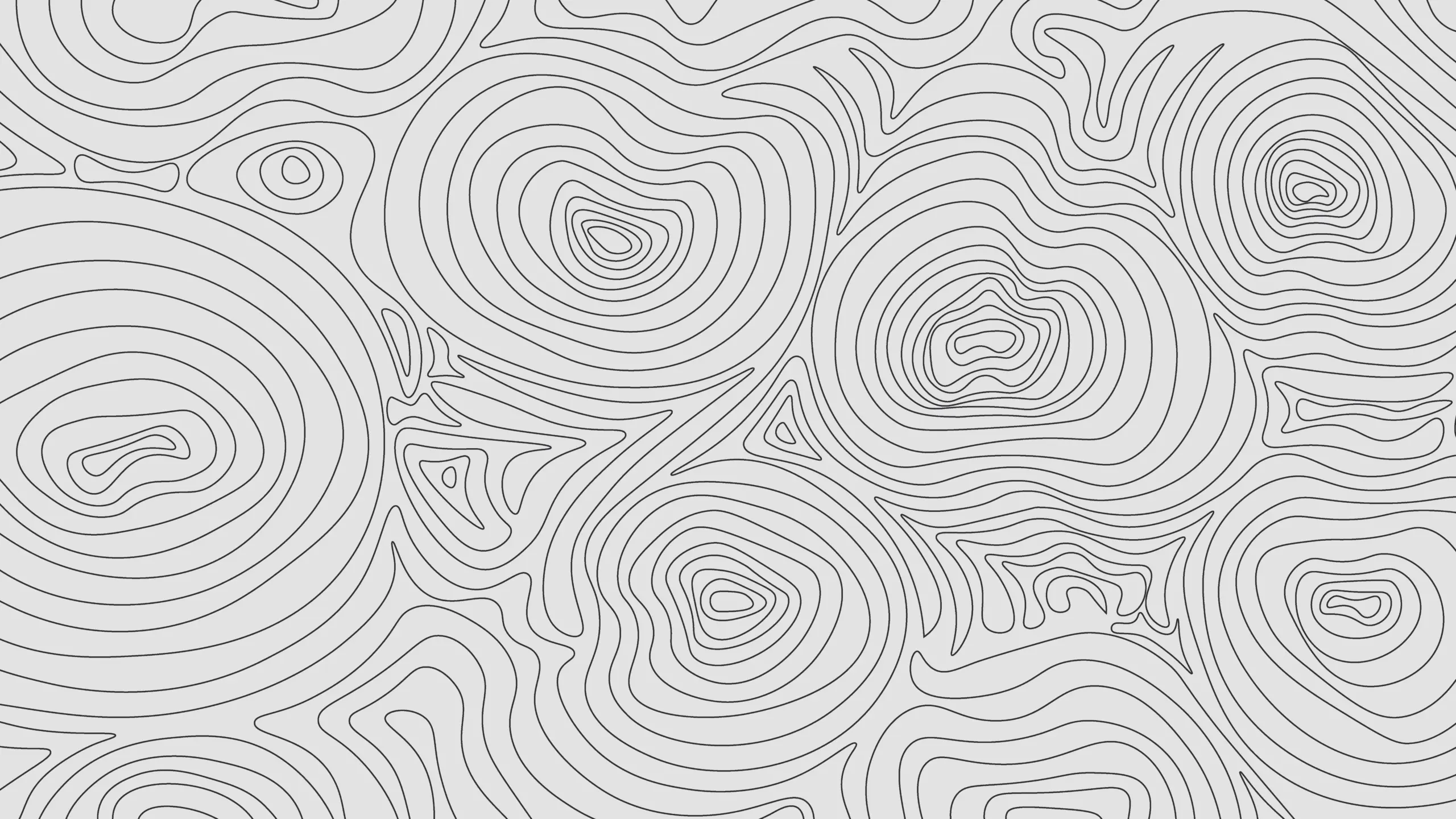 Nahaufnahme eines Rhombusleisten-Zauns aus sibirischer Lärche während des Bauprozesses.