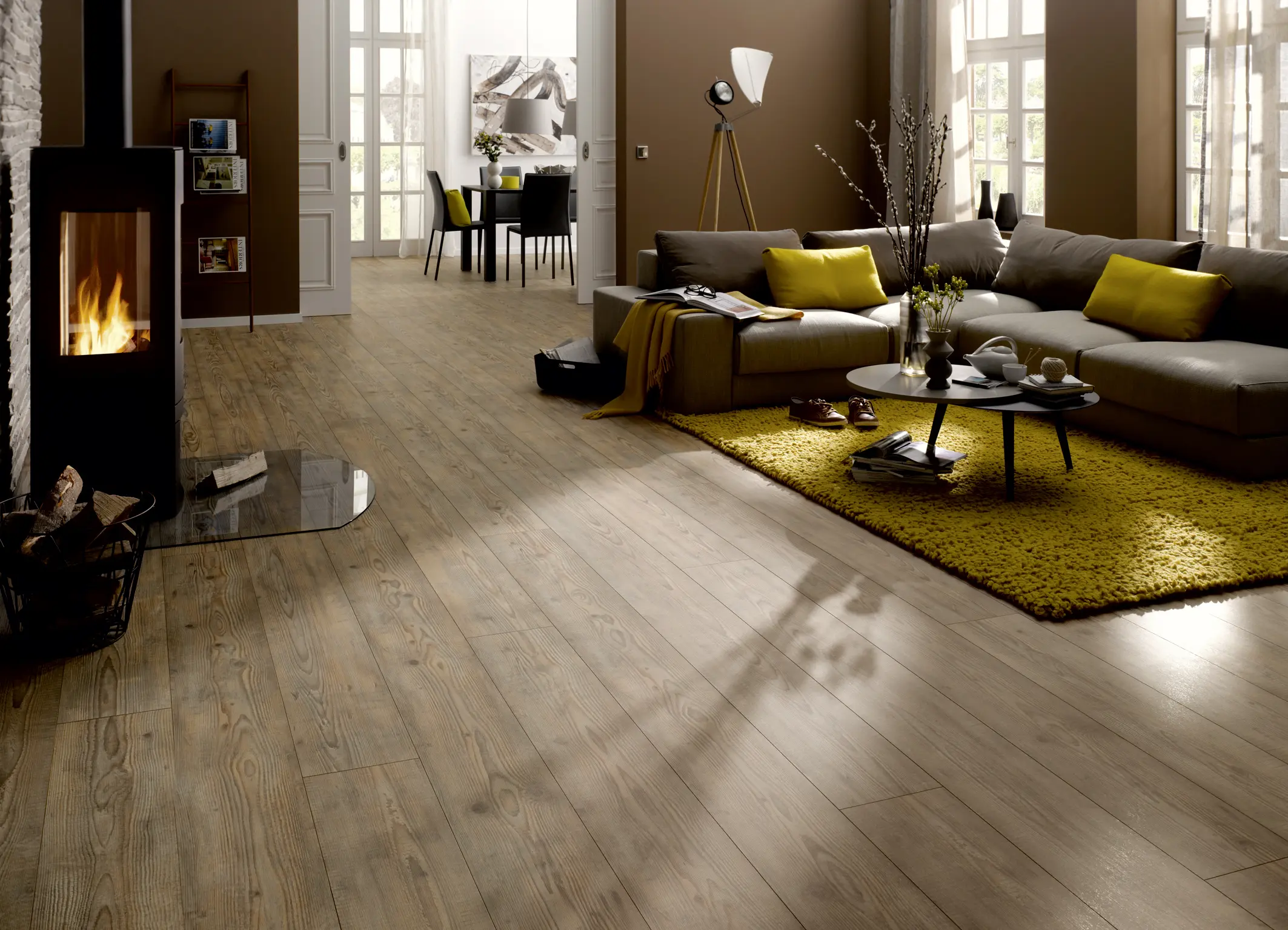 Avatara Designboden in authentischer Holzoptik im Wohnzimmer mit Kamin und moderner Einrichtung.