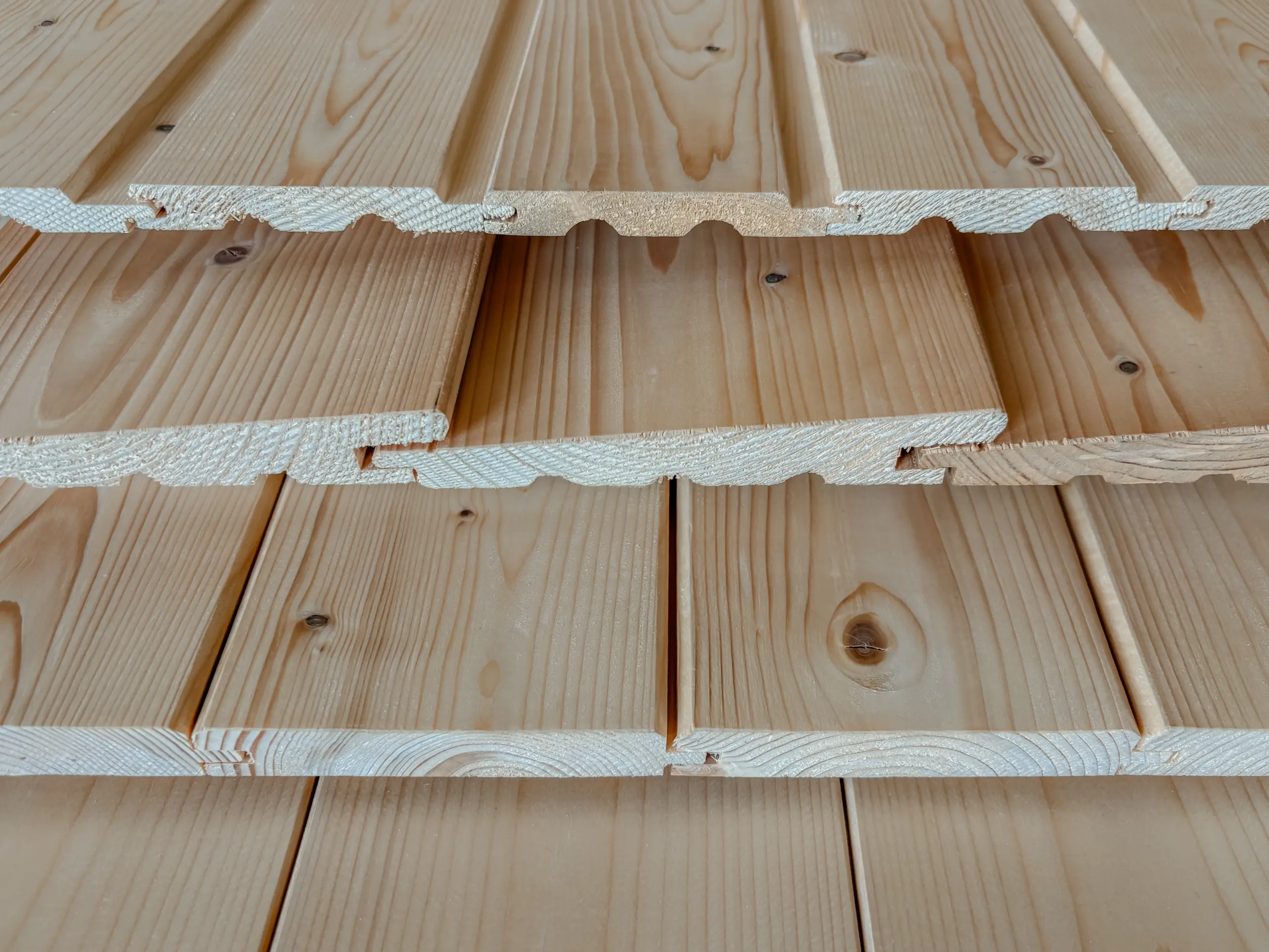 Hobelware aus Fichte und Kiefer: Keilstülpbretter, Fasebretter und Faseline-Profile für Fassade und Innenausbau