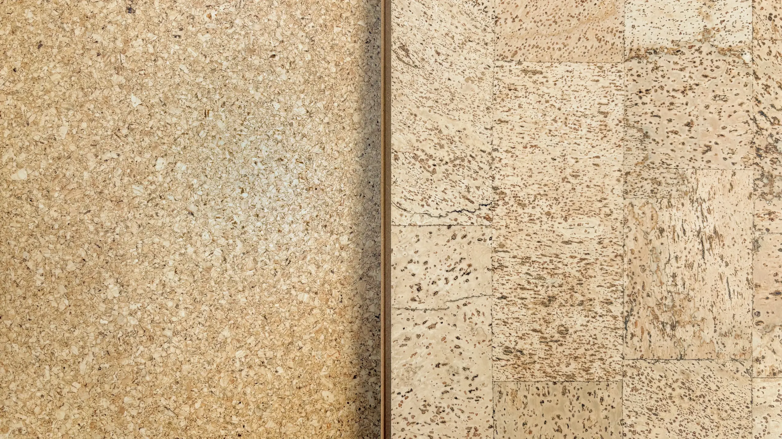 Zwei verschiedene Korkböden in Naturtönen, links feine Granulatstruktur, rechts großflächiges Korkmuster mit charakteristischen Poren.