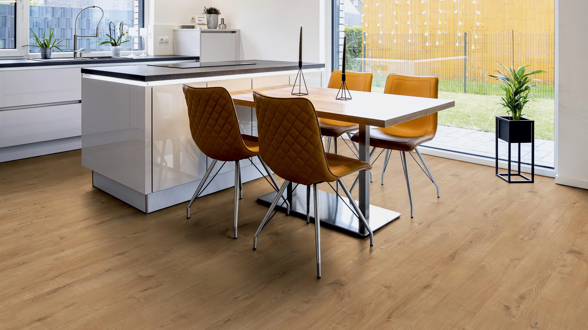 Laminatboden Eiche Opera House in der Küche – Milieufoto.