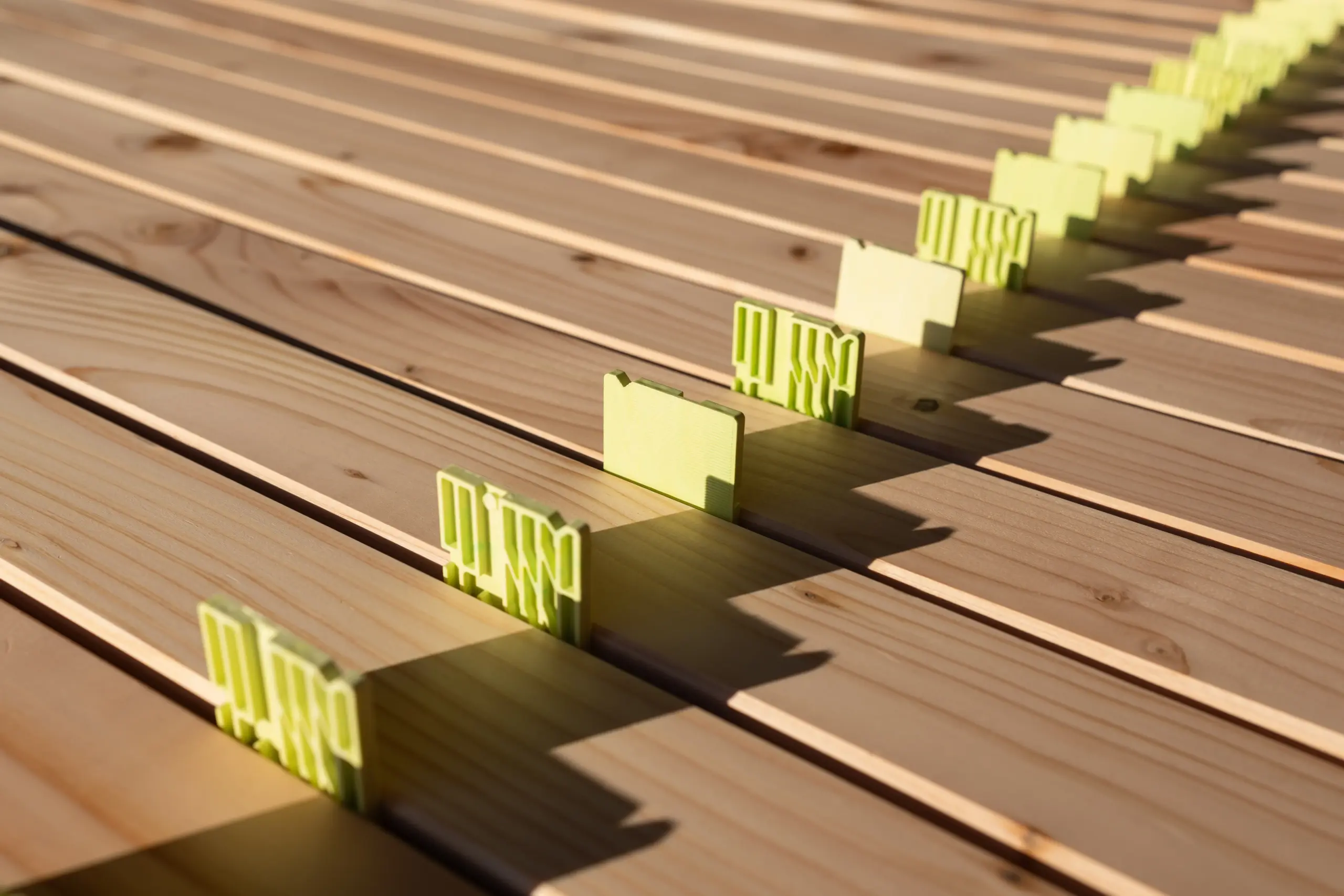 Rhombusleisten-Zaun aus sibirischer Lärche – Bauprozess in Nahaufnahme Nahaufnahme eines Rhombusleisten-Zauns aus sibirischer Lärche während des Bauprozesses.