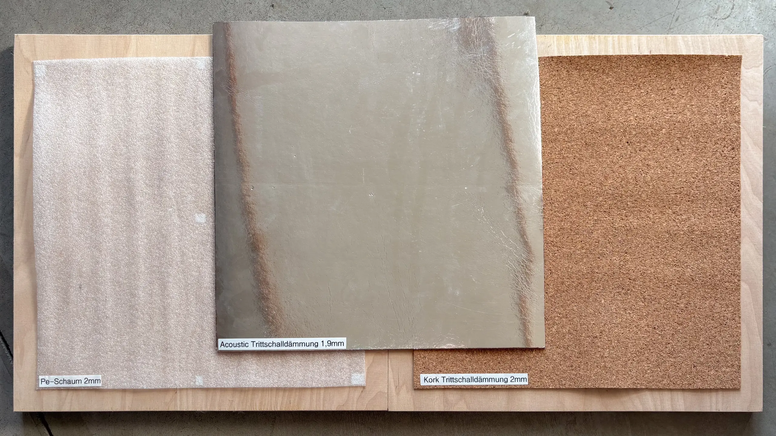 Drei verschiedene Trittschalldämmungen als Zubehör für Bodenbeläge: links PE-Schaum 2 mm, mittig Acoustic Trittschalldämmung 1,9 mm, rechts Kork Trittschalldämmung 2 mm.