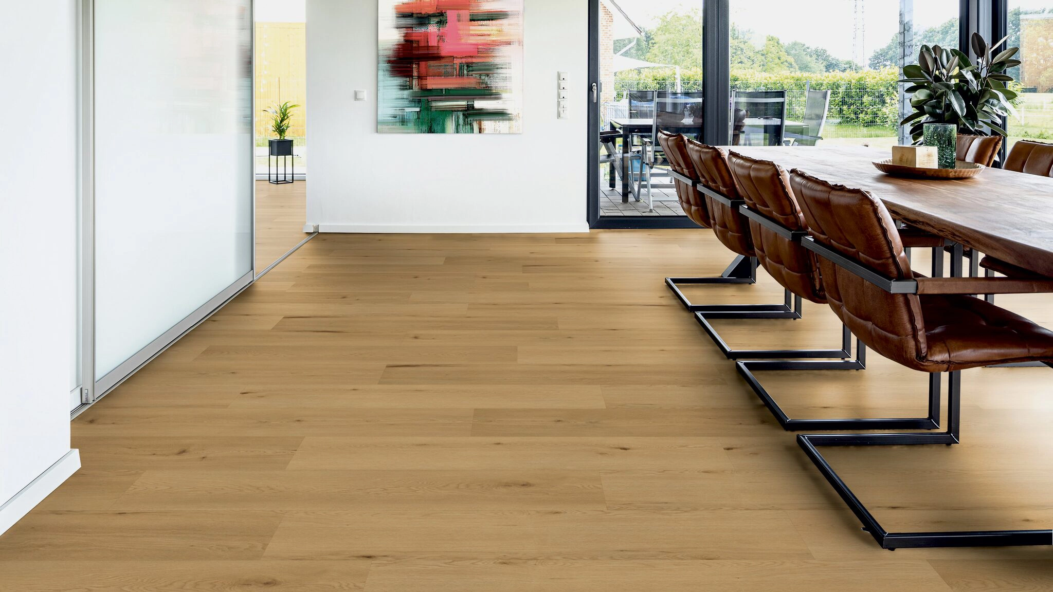 Vinylboden Eiche-Marseille in warmem Holzton im Essensbereich, Milieufoto.