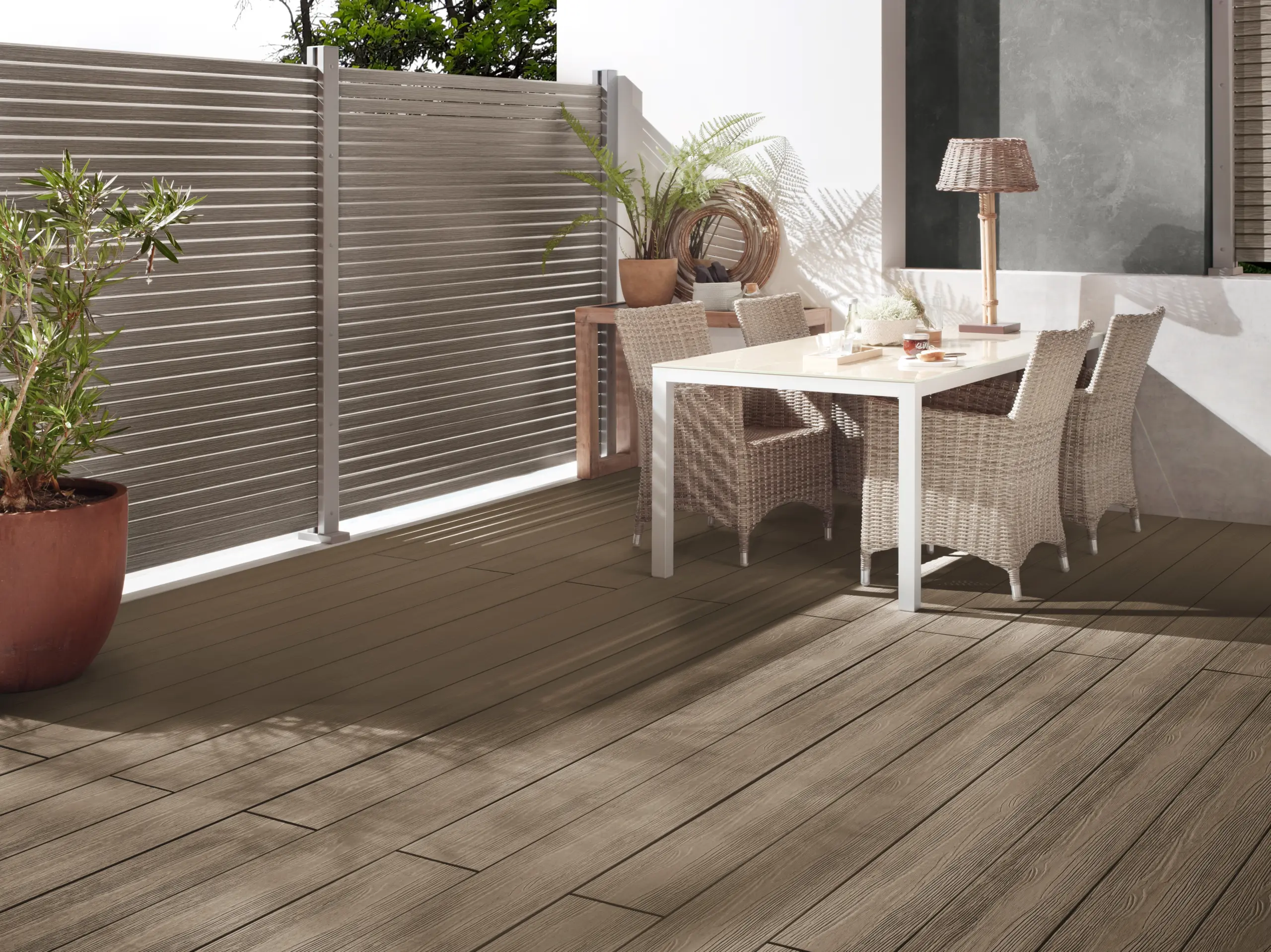 WPC-Terrasse mit moderner Optik – pflegeleichte Alternative zu Holz.