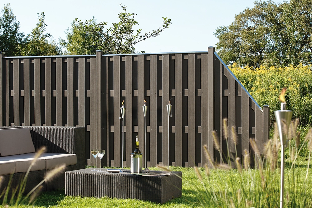 WPC-Sichtschutzzaun in Braun und Anthrazit für moderne und pflegeleichte Grundstücksabgrenzung.