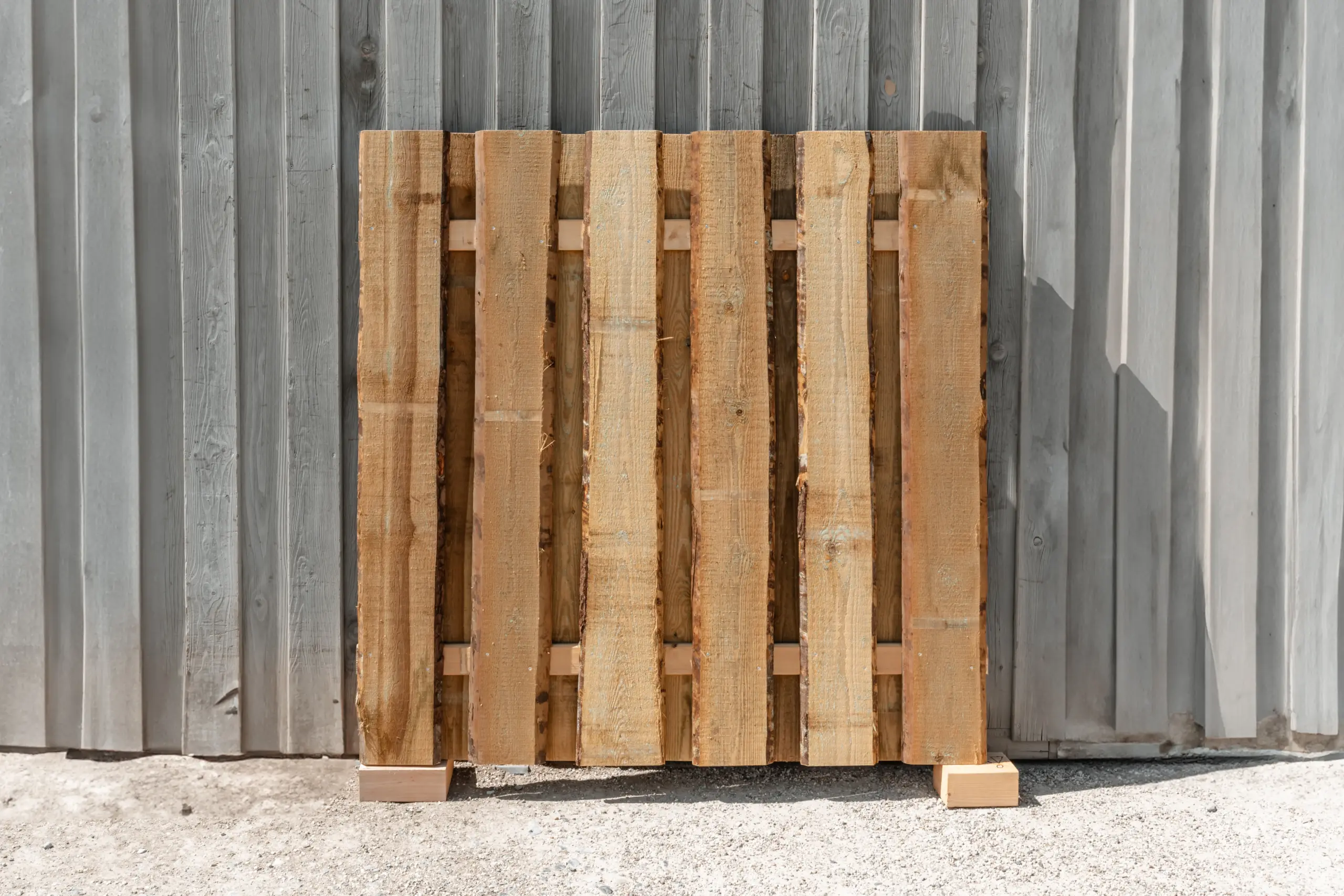 rustikaler Bohlenzaun aus Kiefer kdi Rustikales Zaunfeld mit Rangerbohlen aus Kiefer kdi Holz.