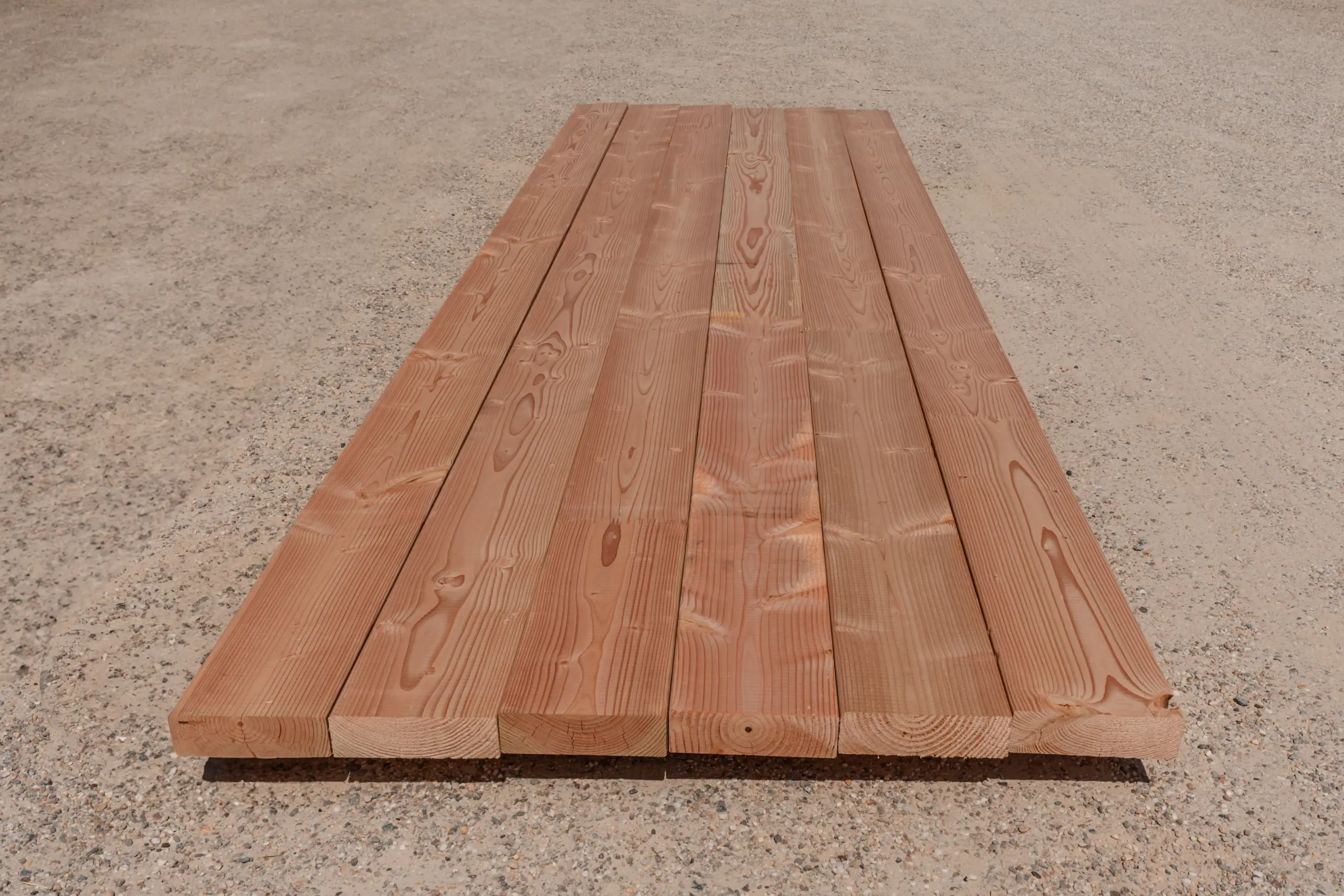 DIY-Gartentisch aus massiven Douglasienbalken – Bauprojekt mit Tischplatte