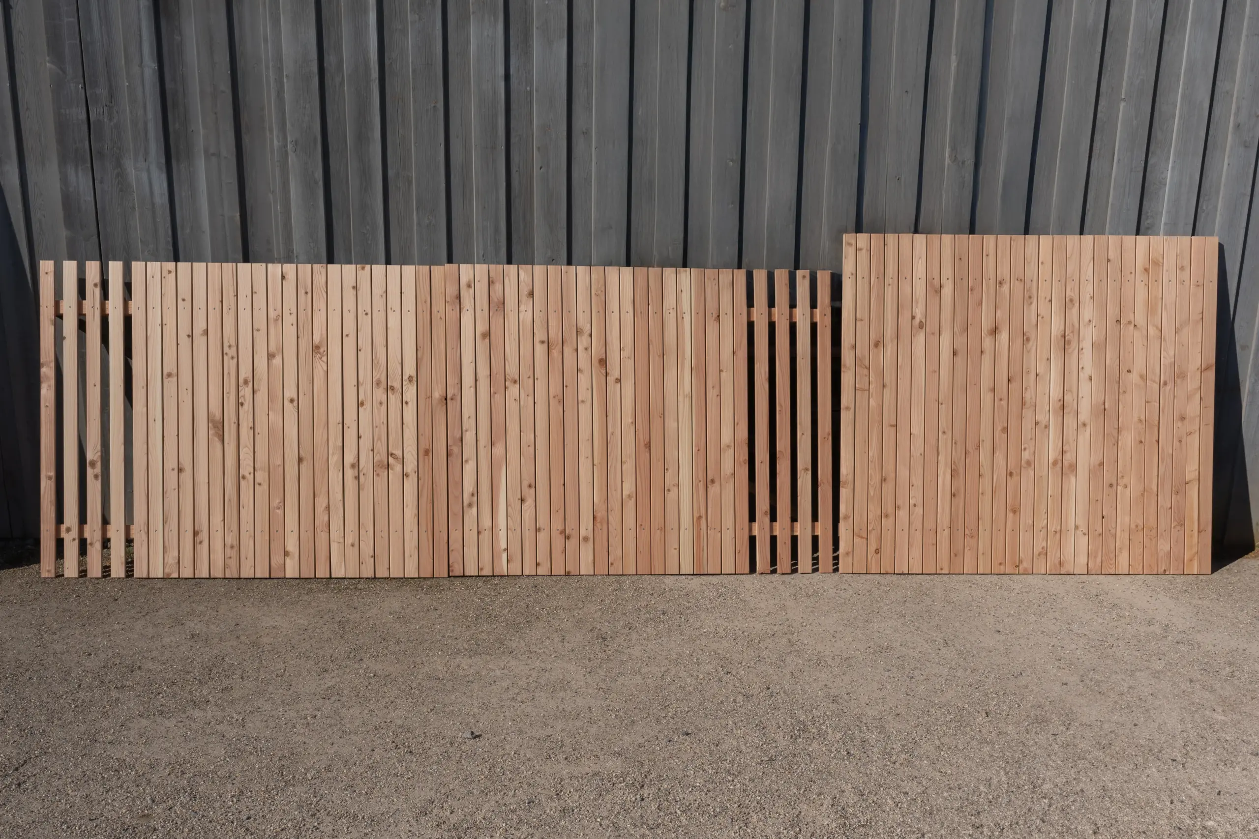 Rhombusleisten-Zaun aus sibirischer Lärche Zwei Varianten eines Rhombusleisten-Zauns aus sibirischer Lärche mit Sichtstreifen.